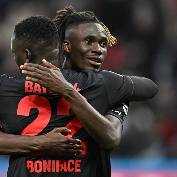 Odilon Kossounou und Victor Boniface (r.) feiern das 4:0 gegen Union Berlin.