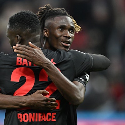 Odilon Kossounou und Victor Boniface (r.) feiern das 4:0 gegen Union Berlin.