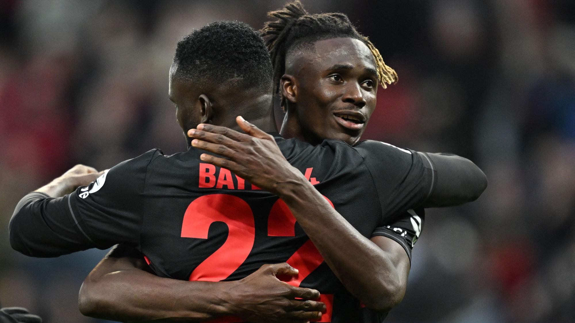 Odilon Kossounou und Victor Boniface (r.) feiern das 4:0 gegen Union Berlin.