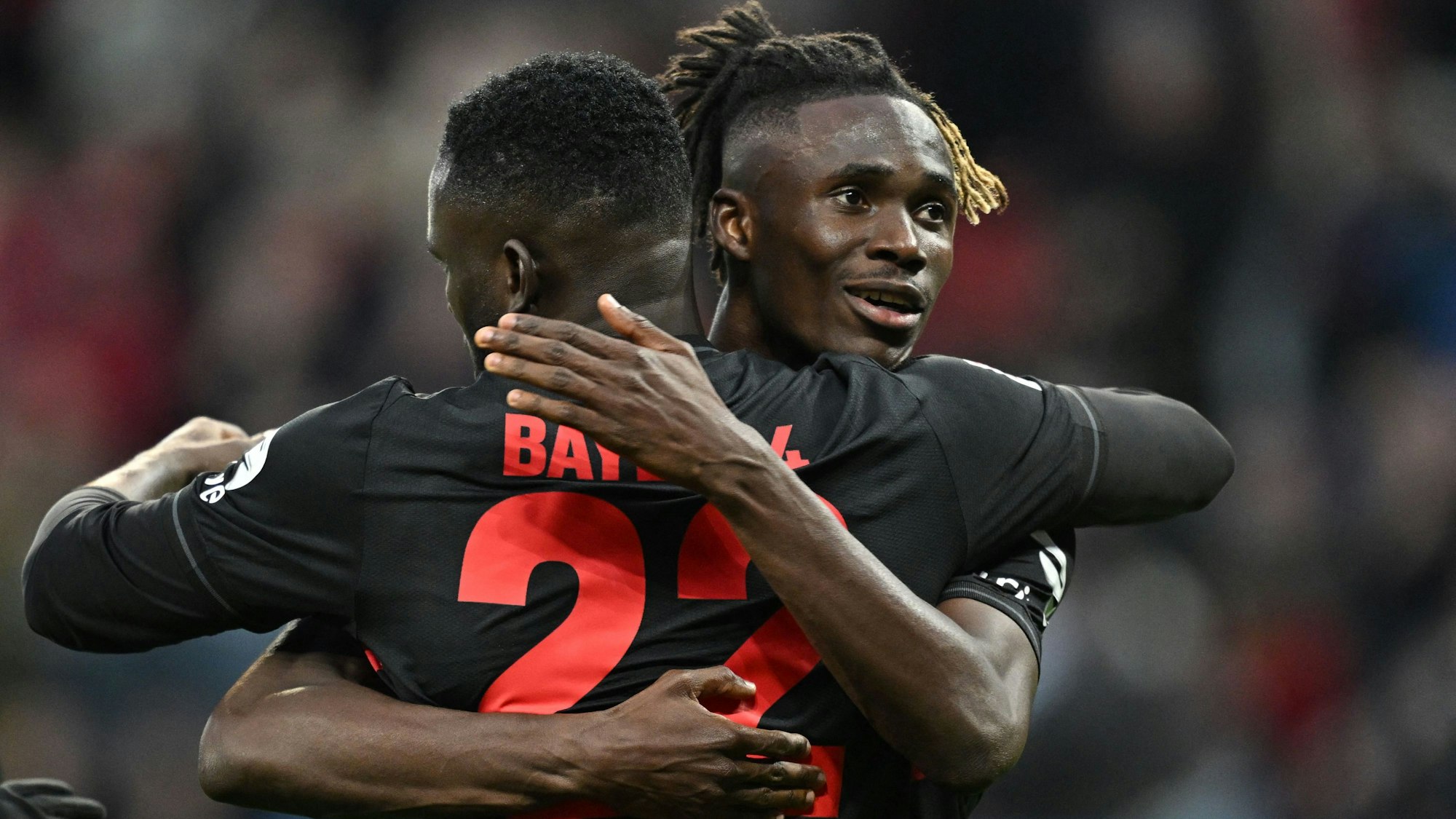 Odilon Kossounou und Victor Boniface (r.) feiern das 4:0 gegen Union Berlin.