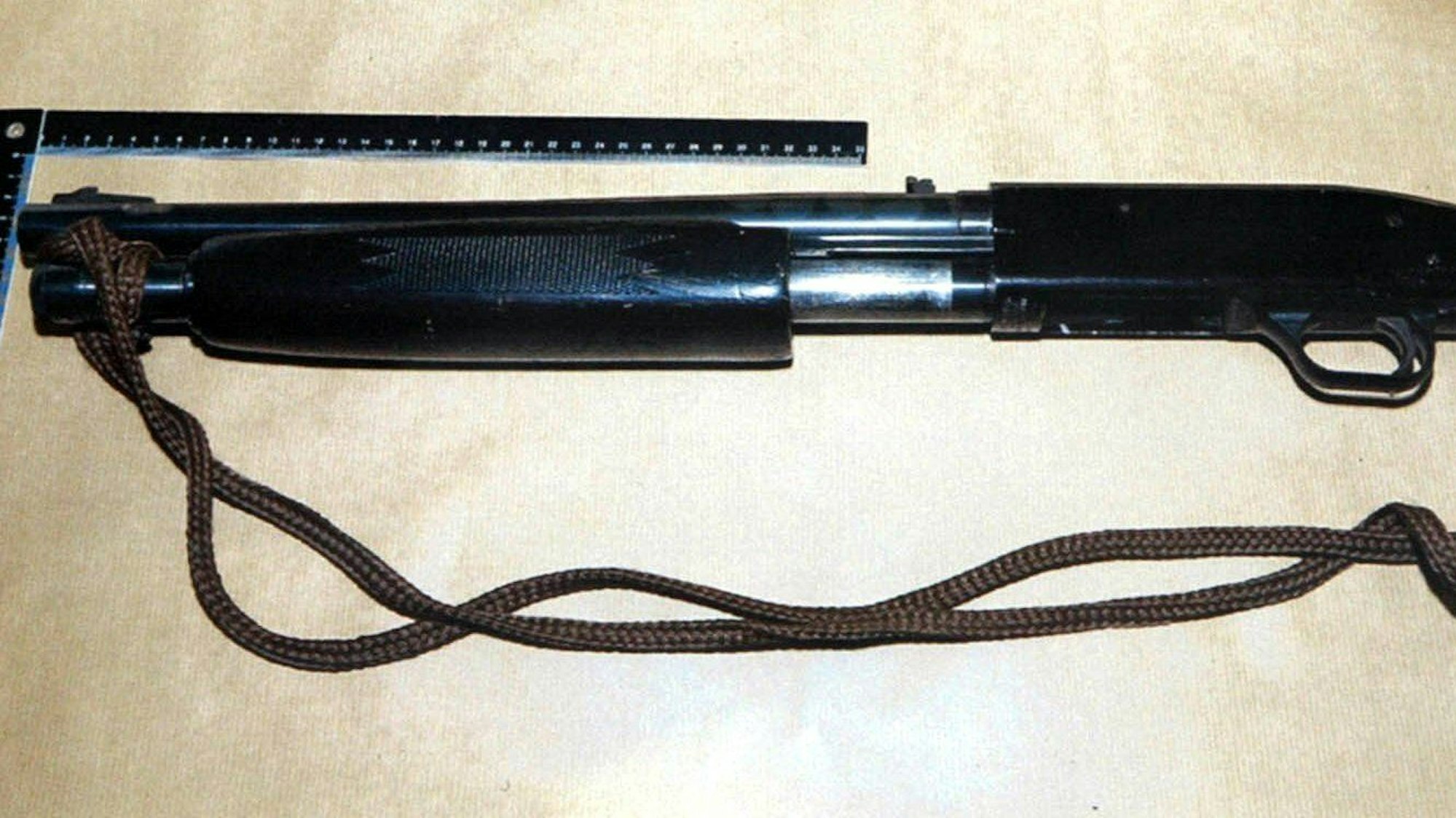 Die Polizei zeigt bei einer Pressekonferenz in Köln die Tatwaffe des Dreifachmordes von Overath (Archivfoto vom 15.10.2003).