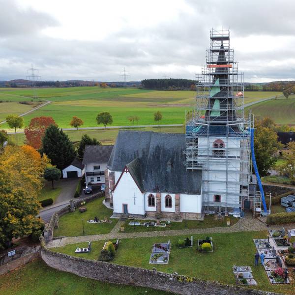 Zu sehen ist die Dotteler Kirche mit eingerüstetem Turm.