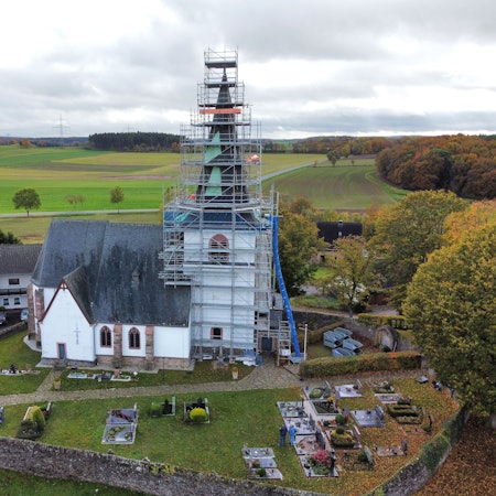 Zu sehen ist die Dotteler Kirche mit eingerüstetem Turm.