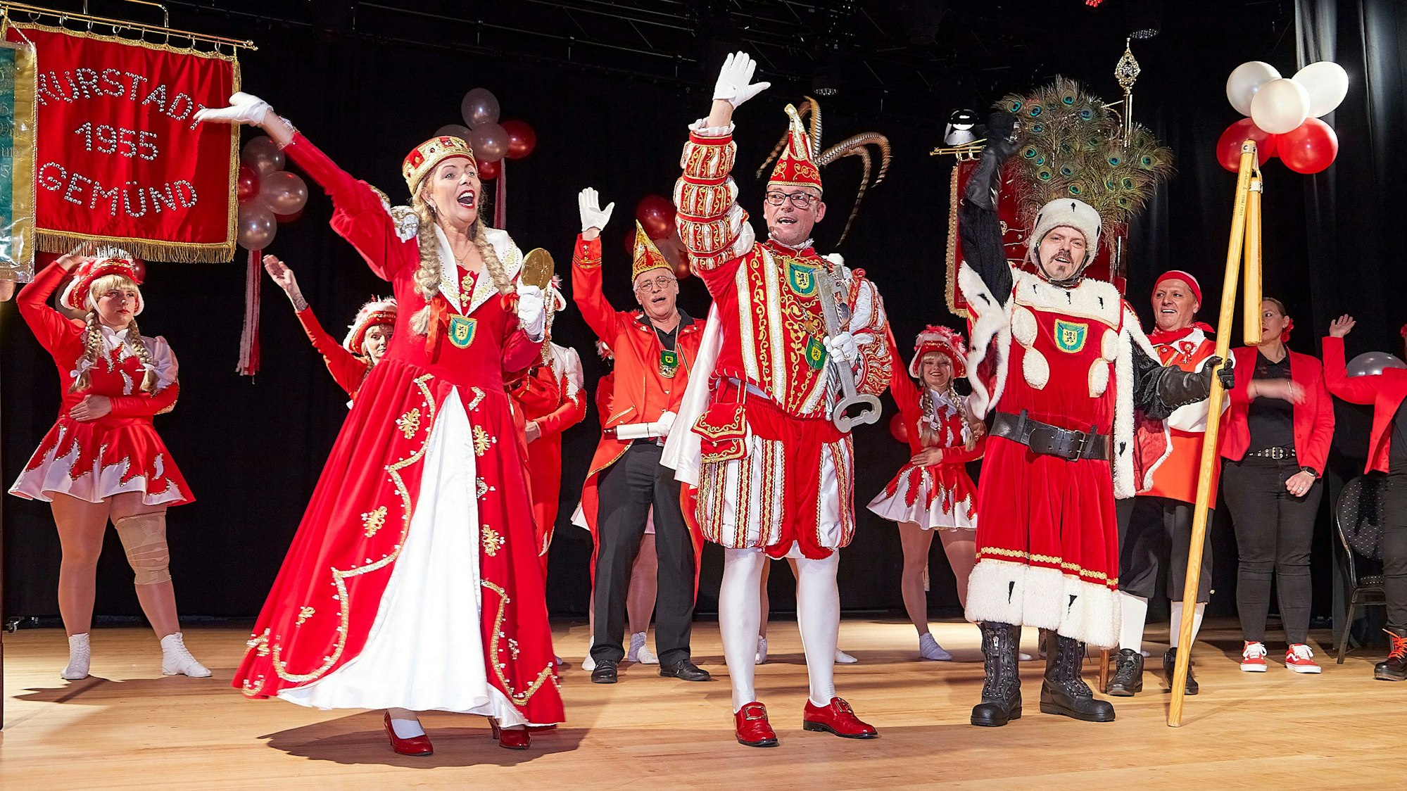 Das Dreigestirn der Gemünder Karnevalisten mit Prinz Carlos I., Bauer Timo I. und Jungfrau Barbara I.
