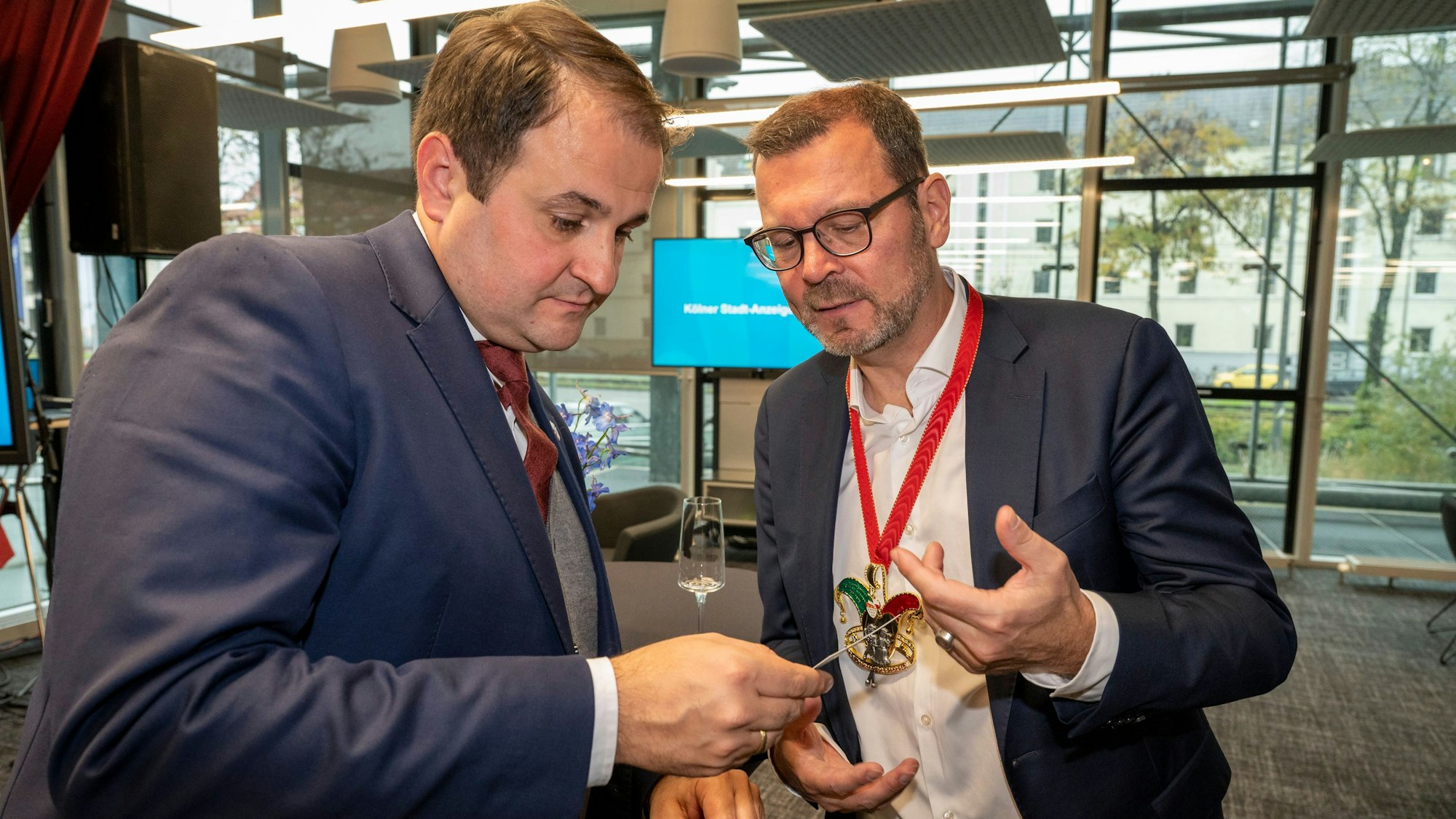 NRW-Medienminister Natanael Liminski (CDU, links) mit Carsten Fiedler