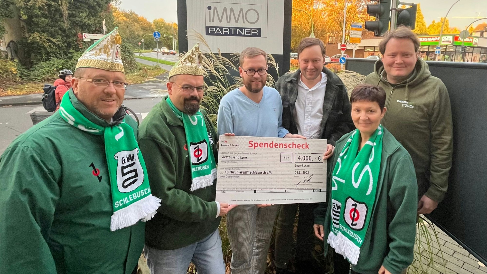 Grün-weiß Schlebusch freut sich über eine Spende der HKM Immobilien für den Schlebuscher Karnevalszug.