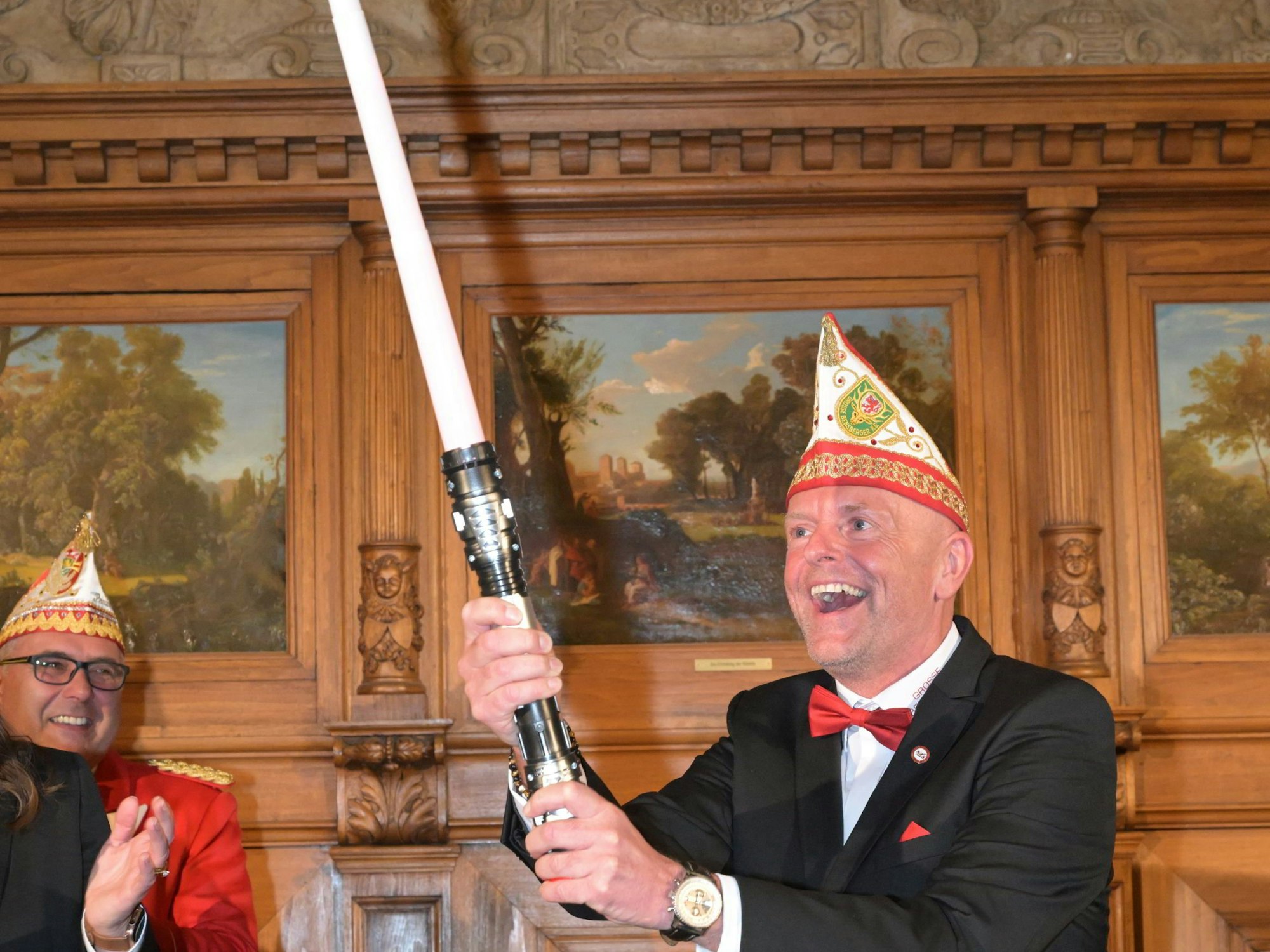 Der angehende Gladbacher Karnevalsprinz hält ein Laserschwert in den Händen.