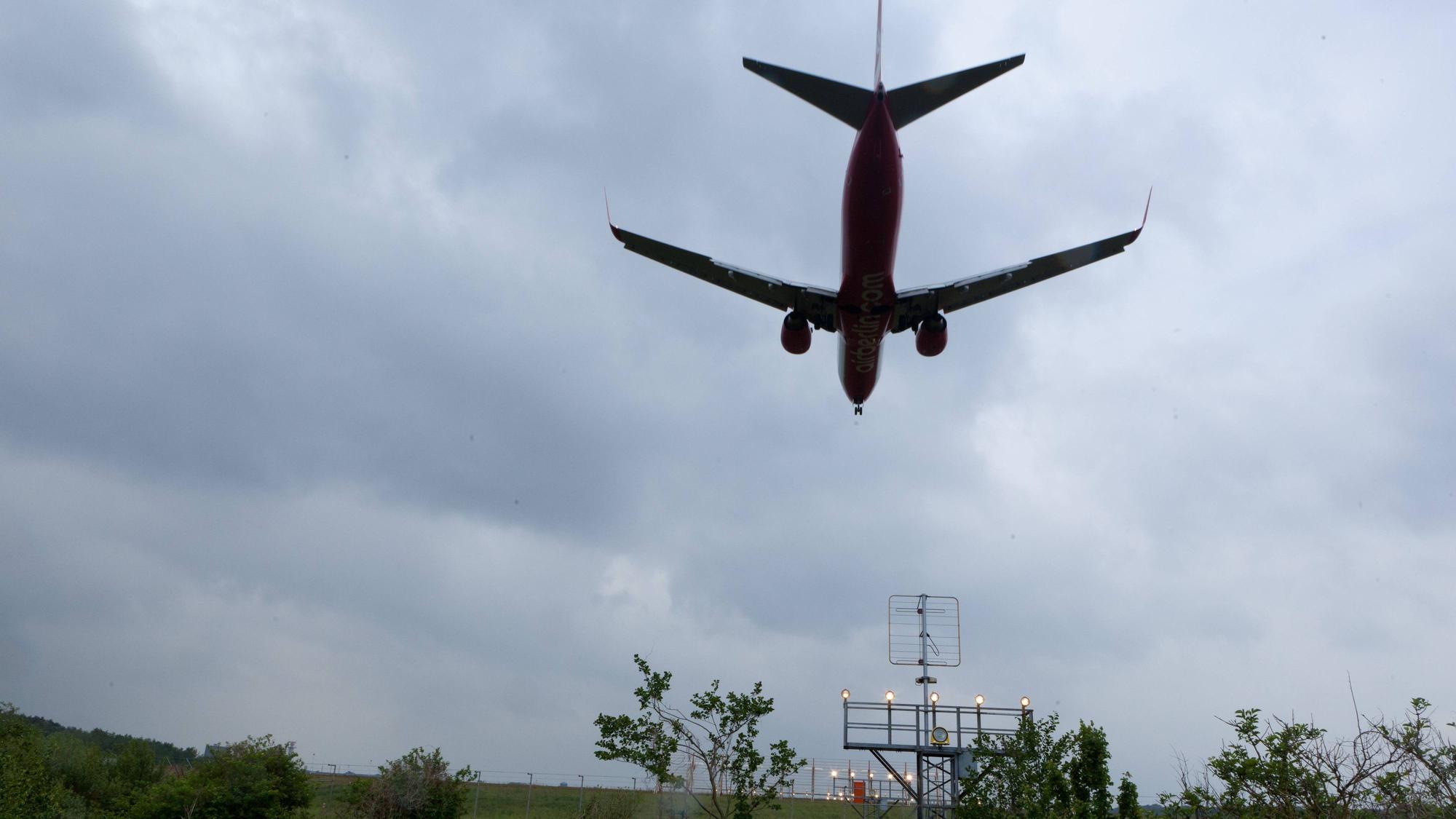Ein Flugzeug kurz vor der Landung am Airport Münster/Osnabrück. Die Landebahn am FMO ist rund 200 Meter länger als die am Flughafen Dortmund.