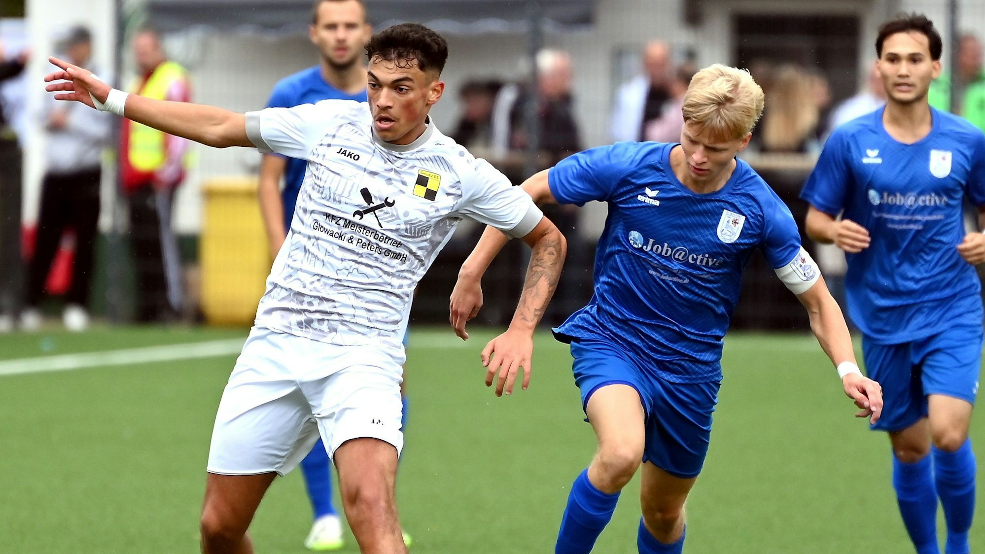 03.10.2023,-Fussball-Beregfrie Leverkusen-Deutz 05
links:Taylan Gülmez (Deutz)
rechts: Tim Schmitz (Bergfried)
Foto: Uli Herhaus