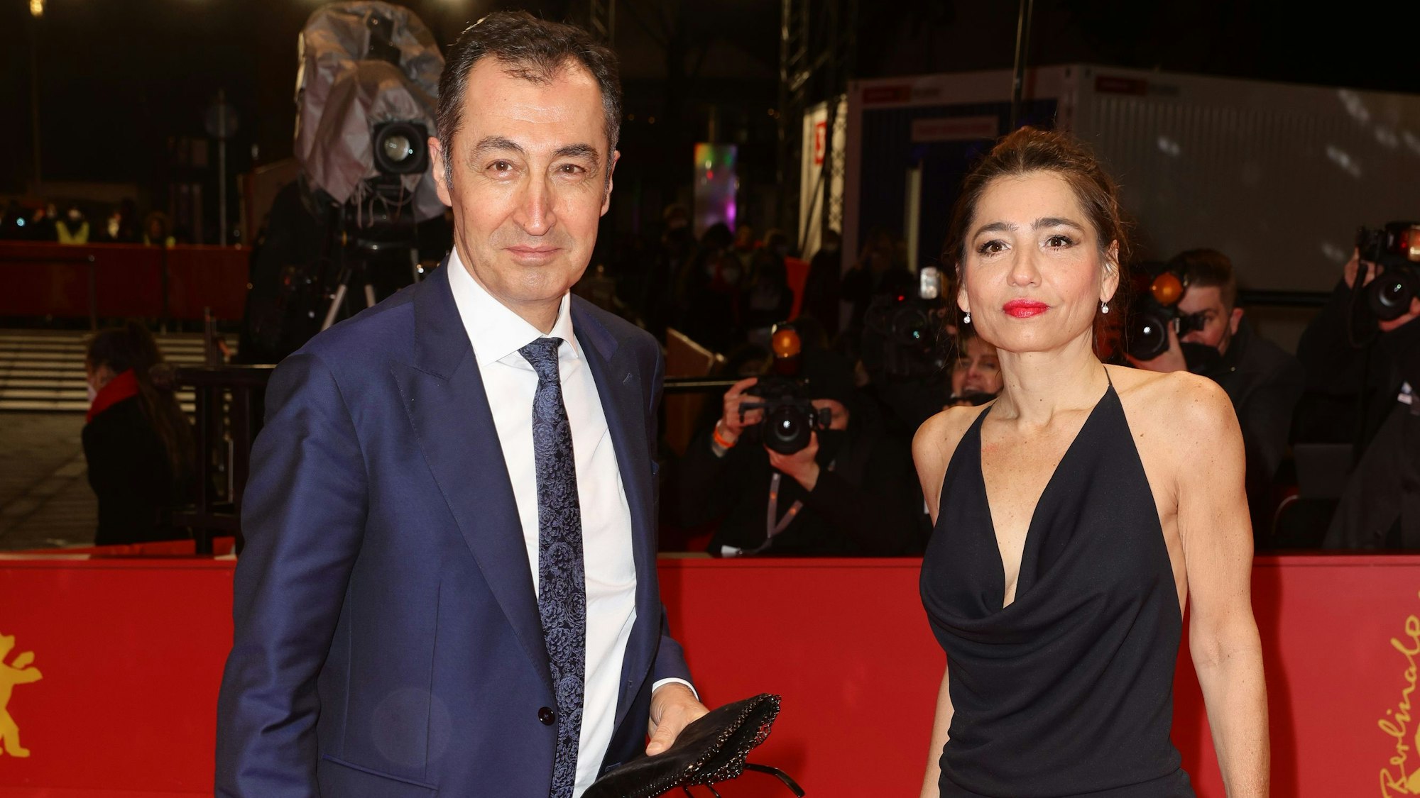 Bundeslandwirtschaftsminister Cem Özdemir und Pia Maria Castro auf dem roten Teppich der Berlinale.