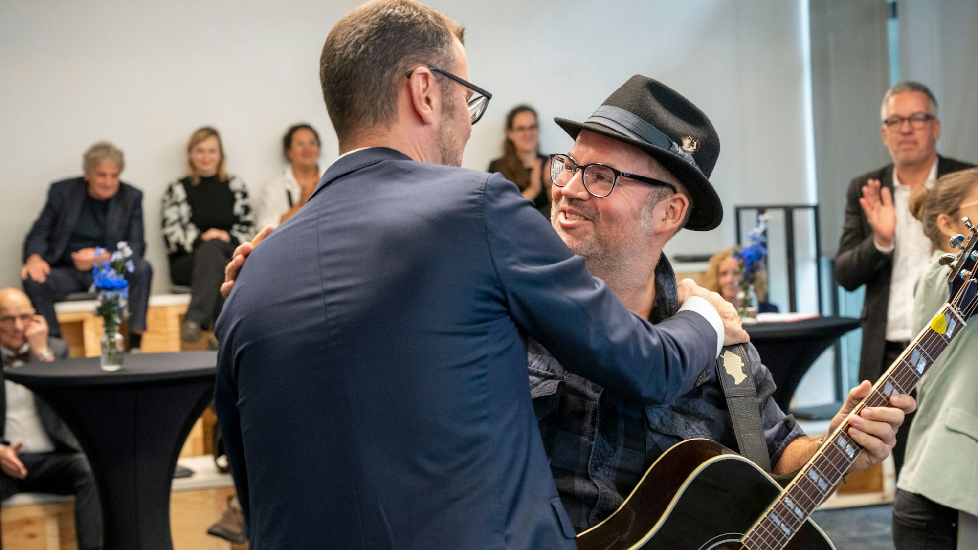 Björn Heuser (rechts) spielte für Fiedler den BAP-Song „Jraaduss“.