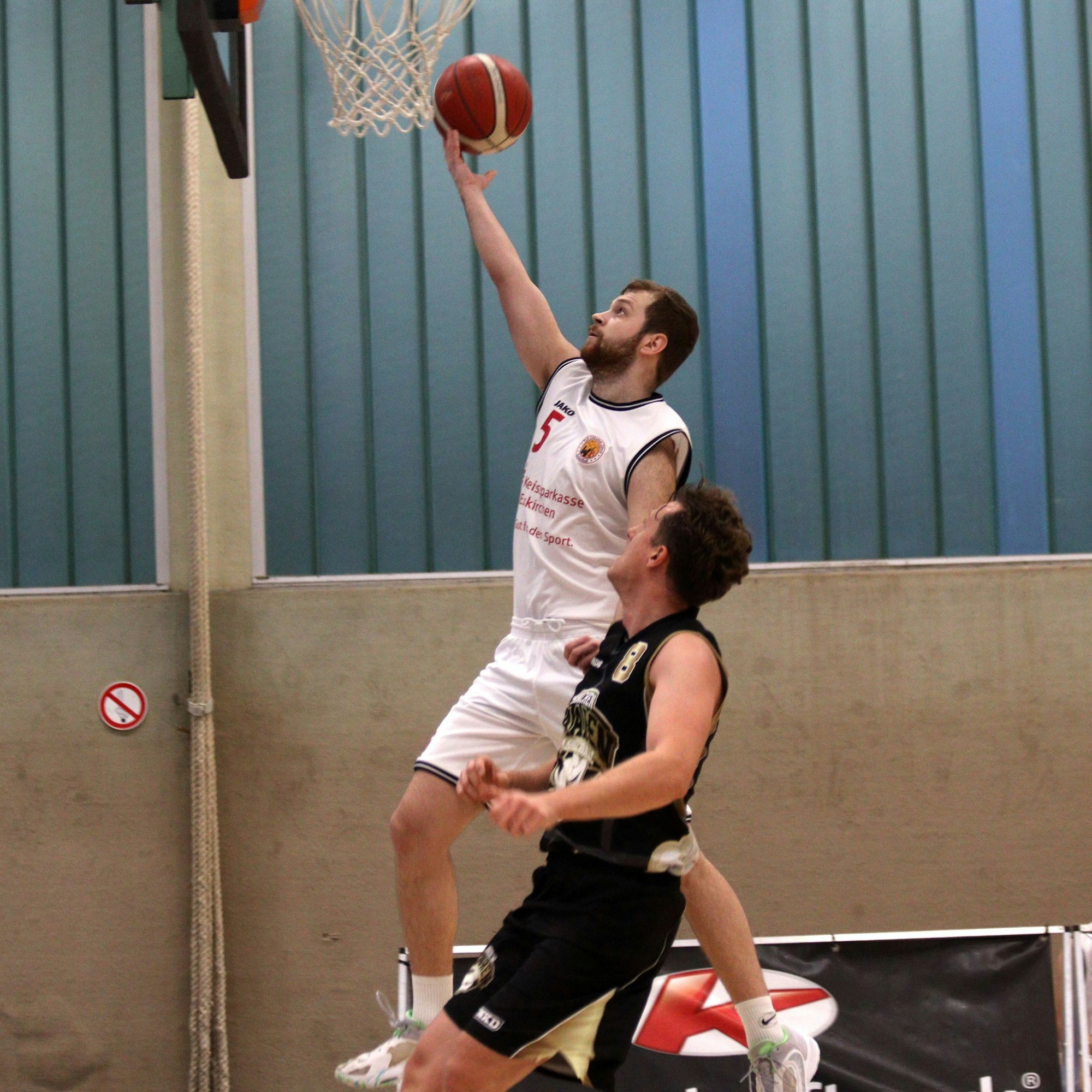 Zülpichs Philipp Greuel mit ausgestrecktem Arm beim Sprungwurf.