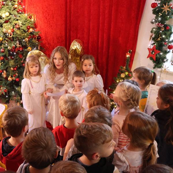 Ein Engel nimmt Wunschzettel von Kindern entgegen.