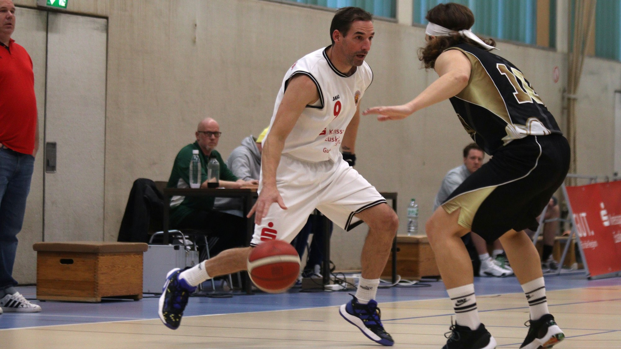 Thorsten Winkelnkemper dribbelt auf einen Gegner zu.