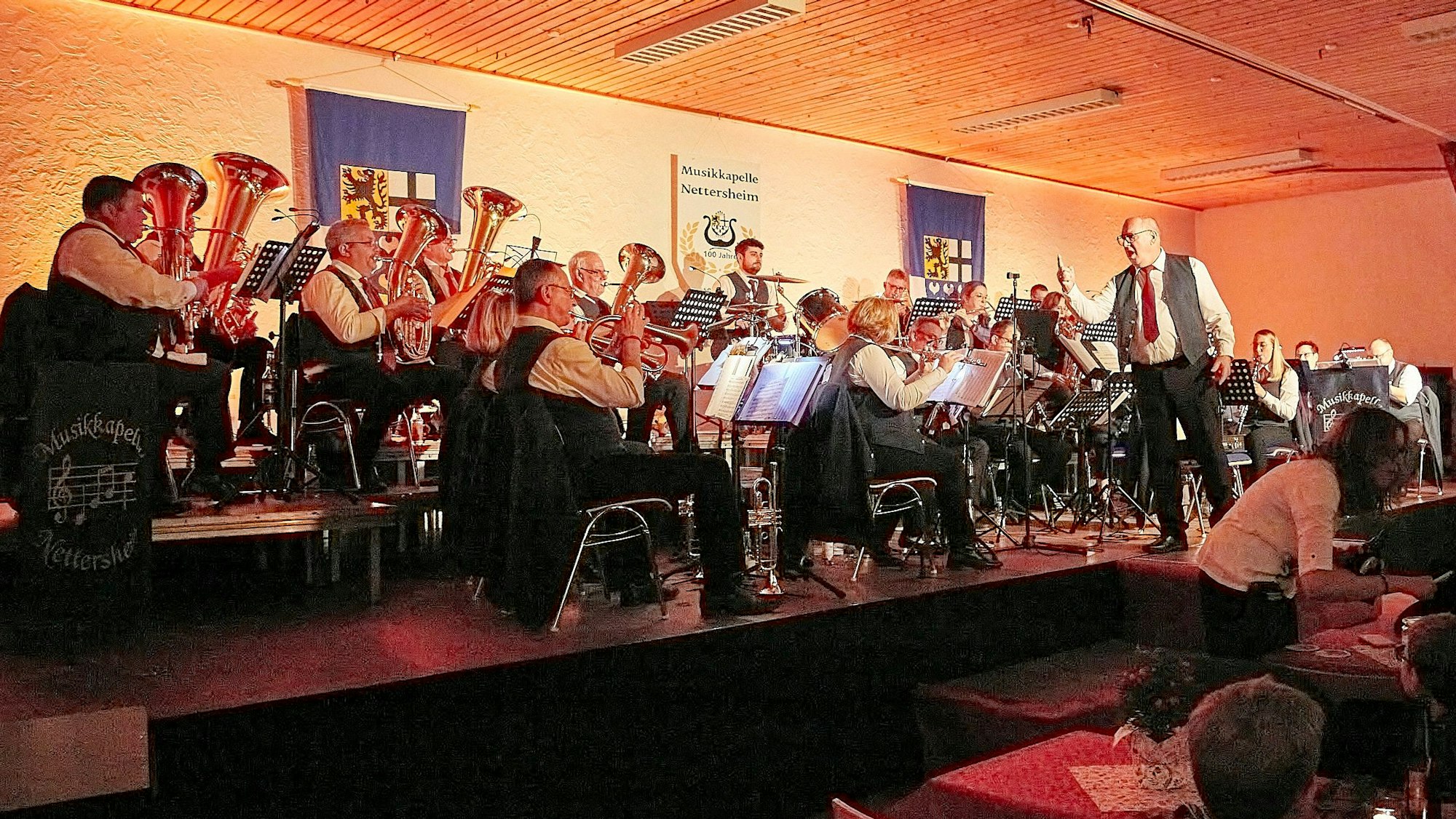 Das Bild zeigt die Musikkapelle aus Nettersheim während des Konzerts.