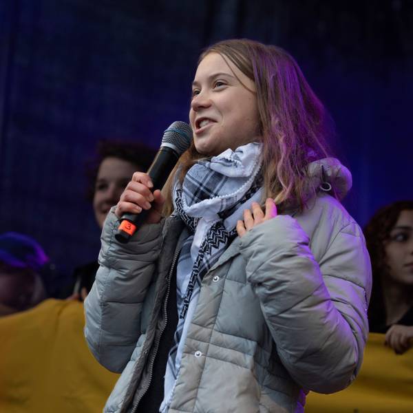 Klimaschutzaktivistin Greta Thunberg tritt mit einer Kufiya, umgangssprachlich Palästinensertuch, bei einer Kundgebung in Amsterdam auf.