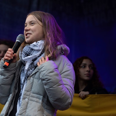 Klimaschutzaktivistin Greta Thunberg tritt mit einer Kufiya, umgangssprachlich Palästinensertuch, bei einer Kundgebung in Amsterdam auf.