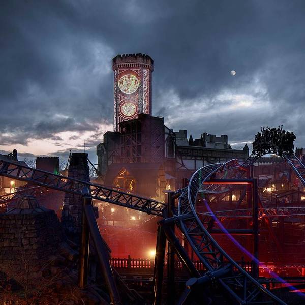 Die Themenwelt Klugheim im Phantasialand Wintertraum bei Dunkelheit