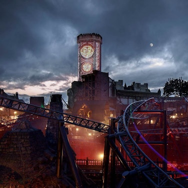 Die Themenwelt Klugheim im Phantasialand Wintertraum bei Dunkelheit