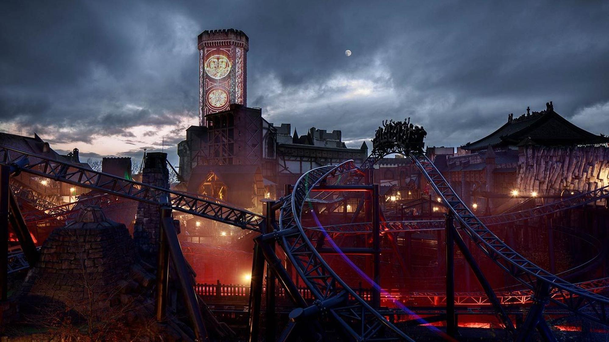 Die Themenwelt Klugheim im Phantasialand Wintertraum bei Dunkelheit