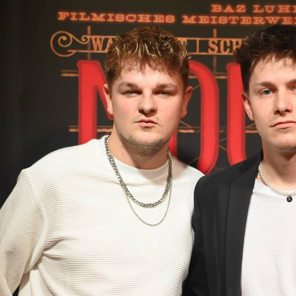 Marco Strecker (r) neben seinem Freund Tobias, der als tobii_fh ebenfalls als Comedy-Influencer aktiv ist, im Kölner Musical Dome.