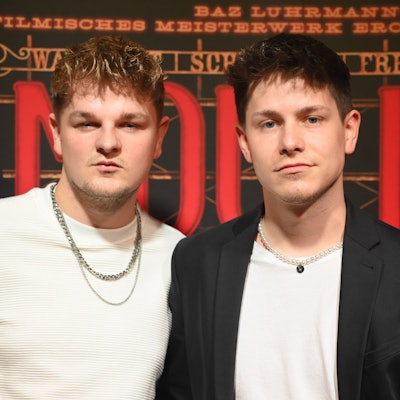 Marco Strecker (r) neben seinem Freund Tobias, der als tobii_fh ebenfalls als Comedy-Influencer aktiv ist, im Kölner Musical Dome.