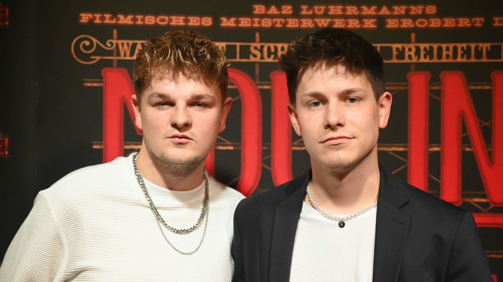 Marco Strecker (r) neben seinem Freund Tobias, der als tobii_fh ebenfalls als Comedy-Influencer aktiv ist, im Kölner Musical Dome.