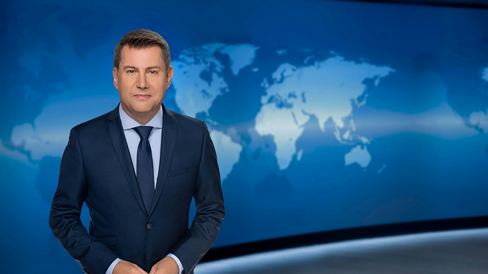 Jens Riewa steht in der „Tagesschau“-Kulisse.