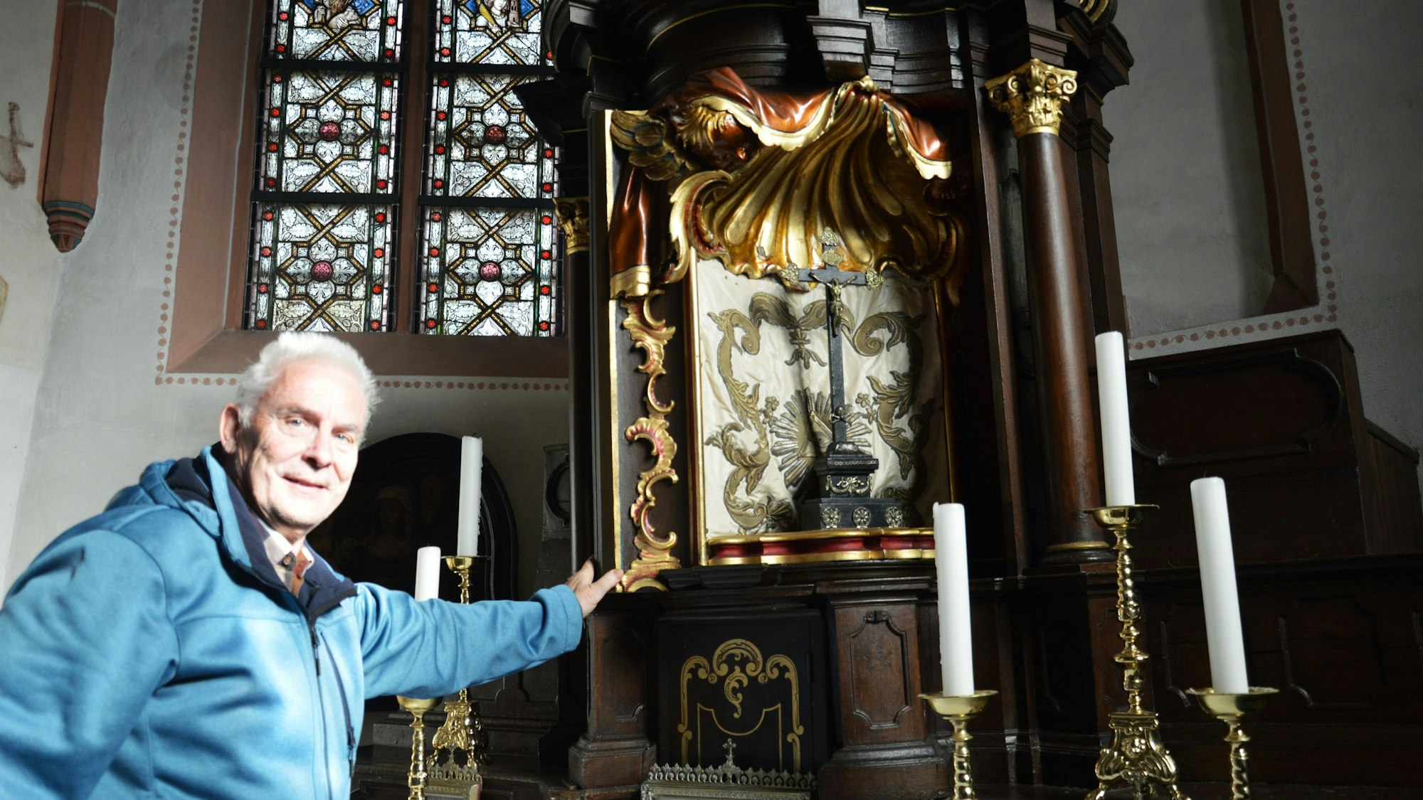 Franz Weigel steht vor dem Drehtabernakel.