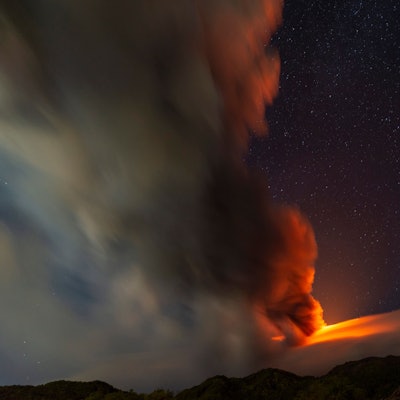 Italien, Sant'Alfio: Rauchschwaden des Vulkans Ätna, gesehen von einem Gebiet in der Nähe des Dorfes Sant'Alfio, nördlich von Catania. Europas größter aktiver Vulkan Ätna hat am Sonntag (12. November) große Mengen glühende Lava in den Himmel gespuckt.