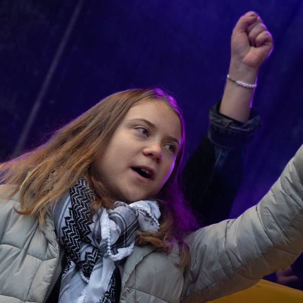 Greta Thunberg, Klimaaktivistin aus Schweden, streckt bei einer Kundgebung eine Faust hoch.