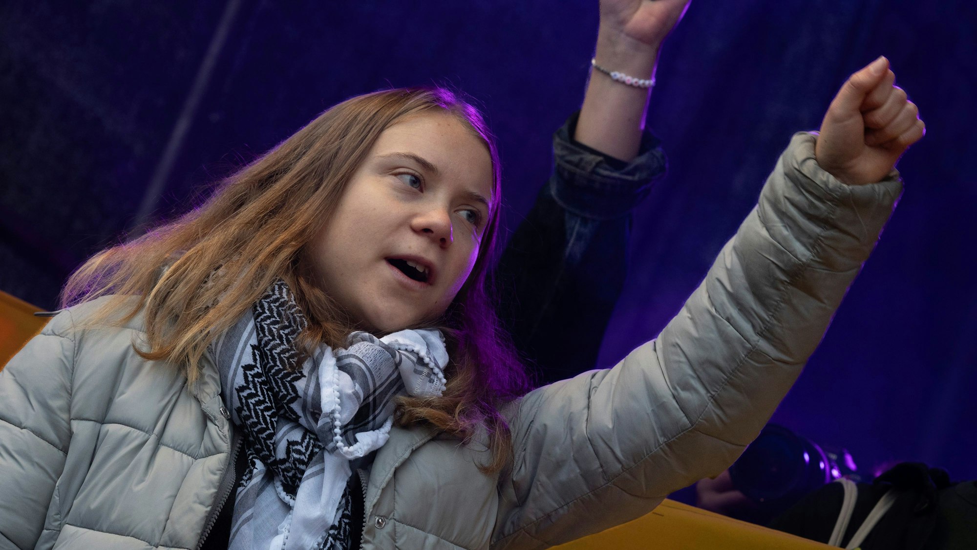 Greta Thunberg, Klimaaktivistin aus Schweden, streckt bei einer Kundgebung eine Faust hoch.