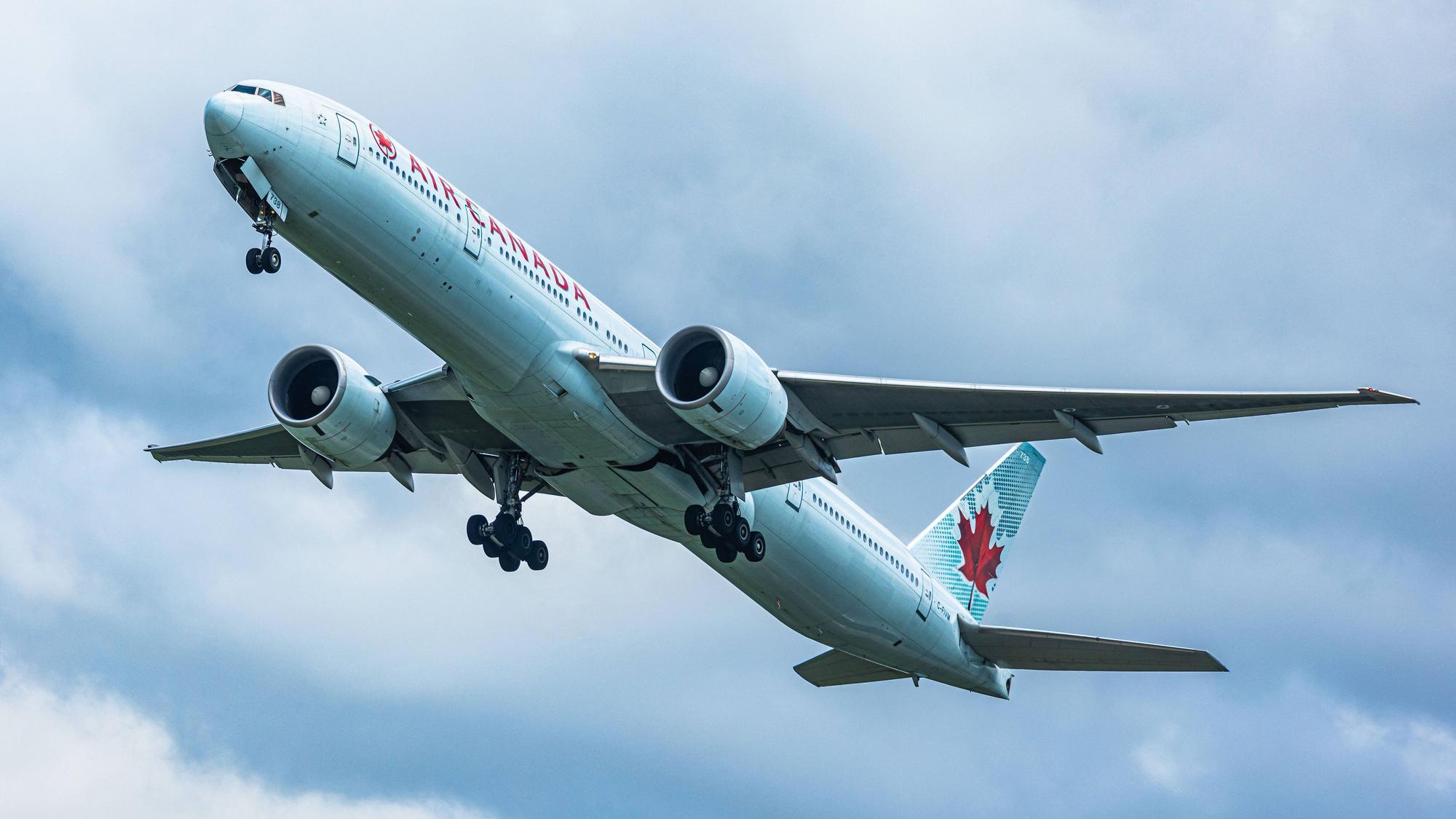 Eine Boeing 777-333ER von Air Canada startet vom Flughafen Zürich.
