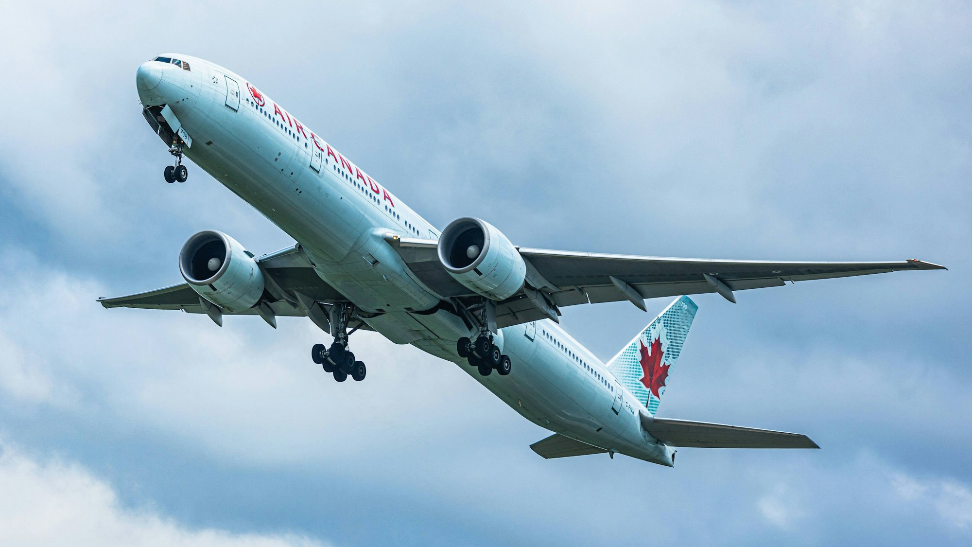 Eine Boeing 777-333ER von Air Canada startet vom Flughafen Zürich.