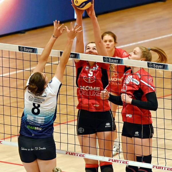 11.11.2023, Volleyball-Bayer Volleys - Dresden
Block: links: Clara Wübbeke (Bayer)
rechts: Charlotta Werscheck (Bayer)
Foto: Uli Herhaus
