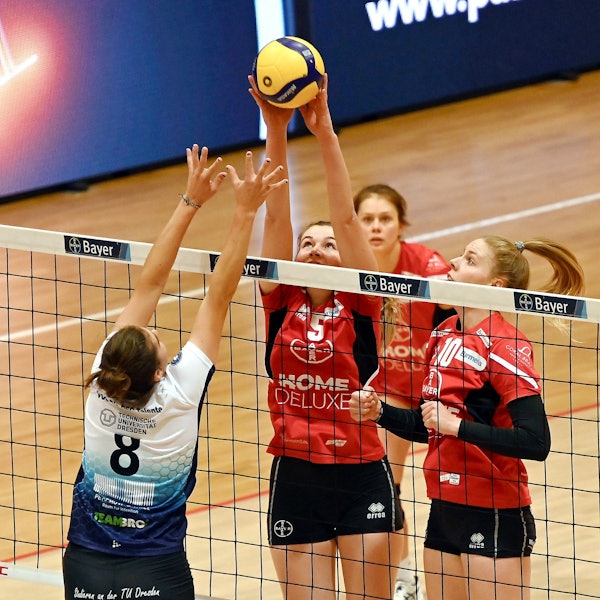 11.11.2023, Volleyball-Bayer Volleys - Dresden
Block: links: Clara Wübbeke (Bayer)
rechts: Charlotta Werscheck (Bayer)
Foto: Uli Herhaus