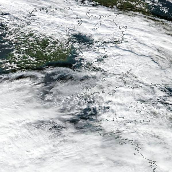 Eine Satellitenaufnahme der US-Weltraumbehörde zeigt Orkantief Debi, das über den Atlantischen Ozean, Irland und Großbritannien hinwegzieht. Am Montag trifft das Tief auf Nordrhein-Westfalen.