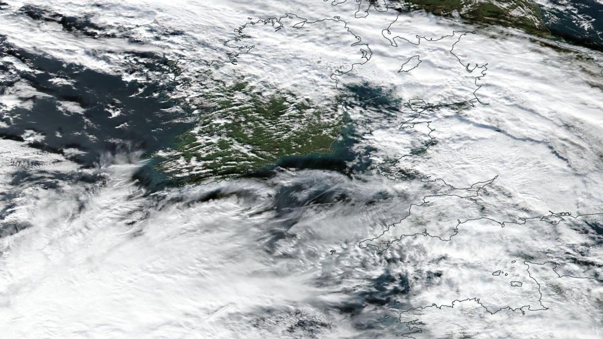 Eine Satellitenaufnahme der US-Weltraumbehörde zeigt Orkantief Debi, das über den Atlantischen Ozean, Irland und Großbritannien hinwegzieht. Am Montag trifft das Tief auf Nordrhein-Westfalen.