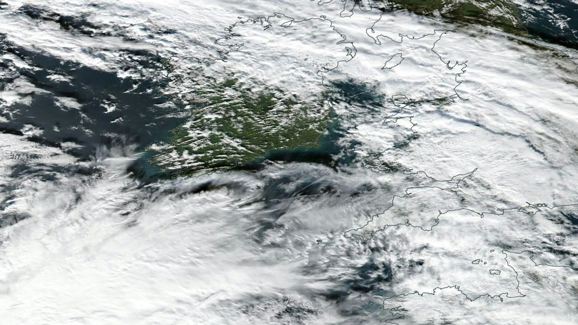 Eine Satellitenaufnahme der US-Weltraumbehörde zeigt Orkantief Debi, das über den Atlantischen Ozean, Irland und Großbritannien hinwegzieht. Am Montag trifft das Tief auf Nordrhein-Westfalen.