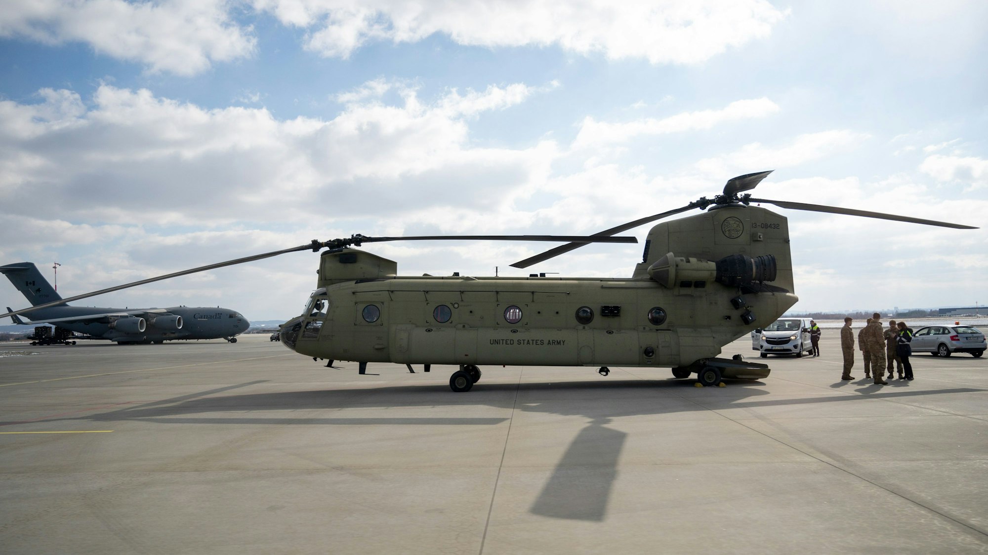 Am Flughafen Rzeszow steht ein Boeing CH-47 Chinook Helicopter der US-Armee.