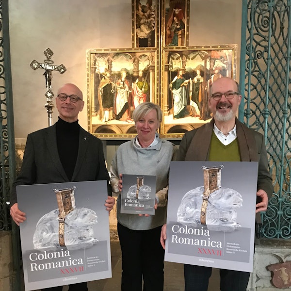 Zu sehen sind (v.l.) Helmut Loggen, Vorsitzender des Fördervereins Romanische Kirchen, Gabriele Oepen-Domschky, Geschäftstführerin des Fördervereins, und Stephan Ch. Kessler, Pfarrer an St. Peter.