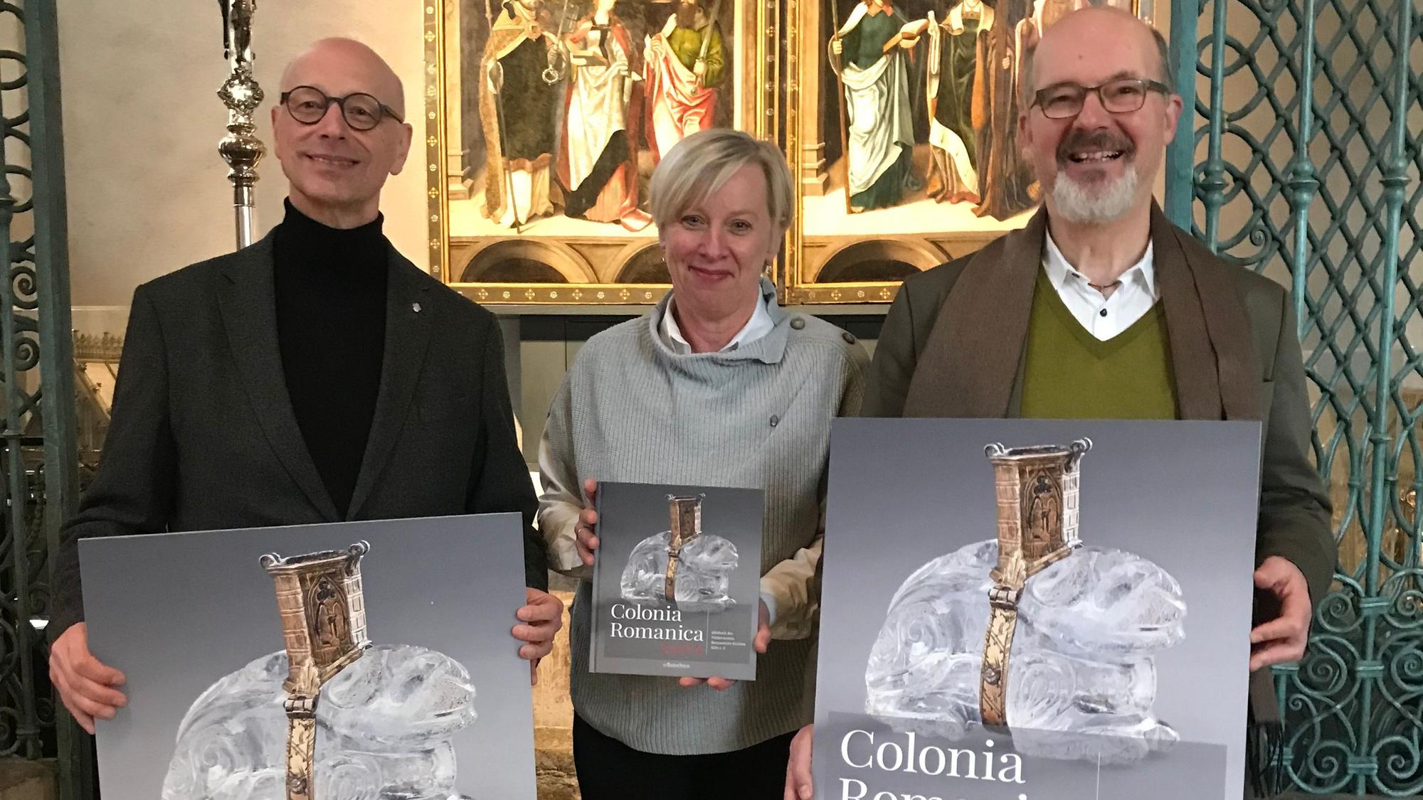 Zu sehen sind (v.l.) Helmut Loggen, Vorsitzender des Fördervereins Romanische Kirchen, Gabriele Oepen-Domschky, Geschäftstführerin des Fördervereins, und Stephan Ch. Kessler, Pfarrer an St. Peter.