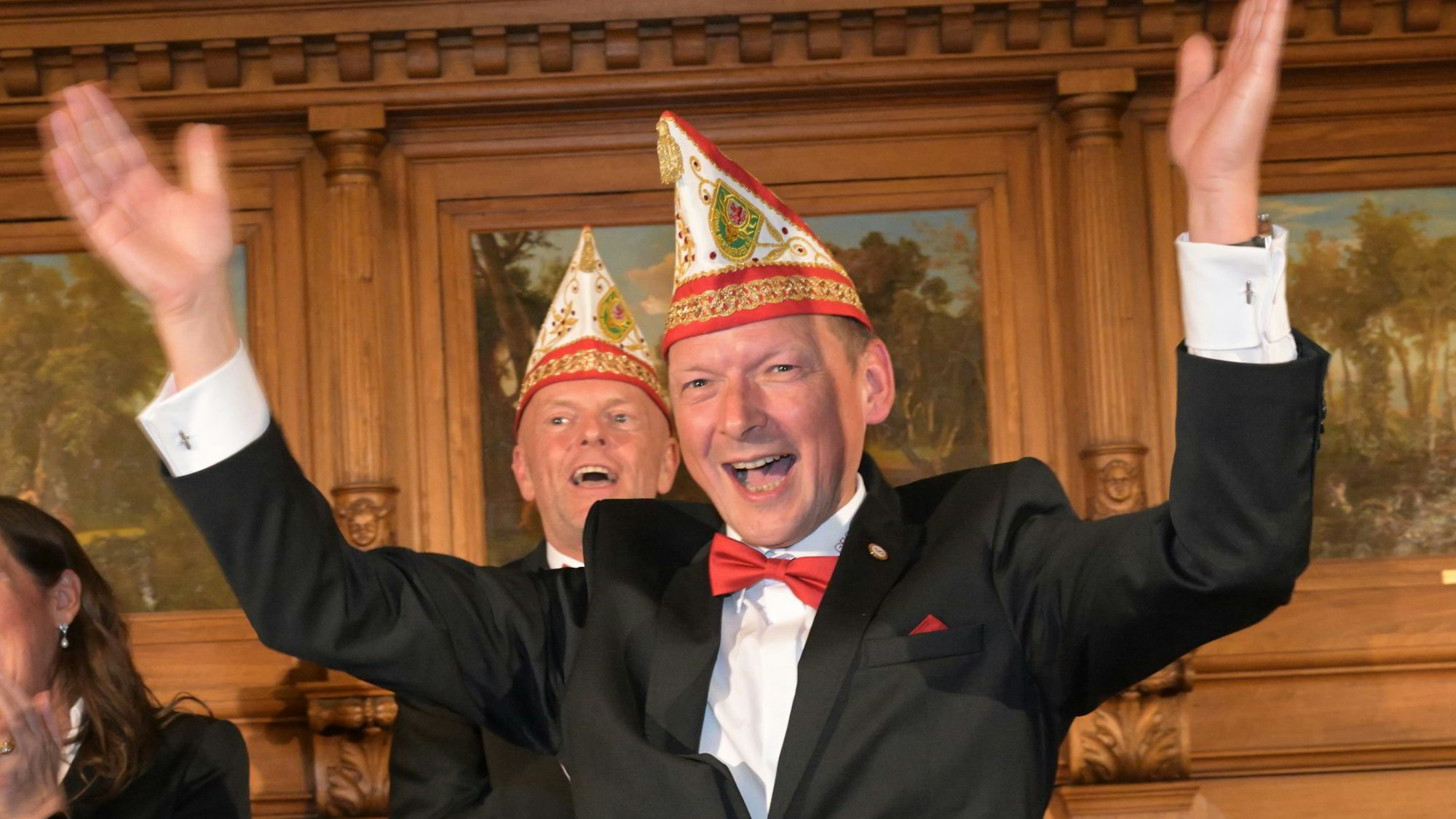 Der designierte Bauer im Gladbacher Dreigestirn hält die Arme in die Höhe.