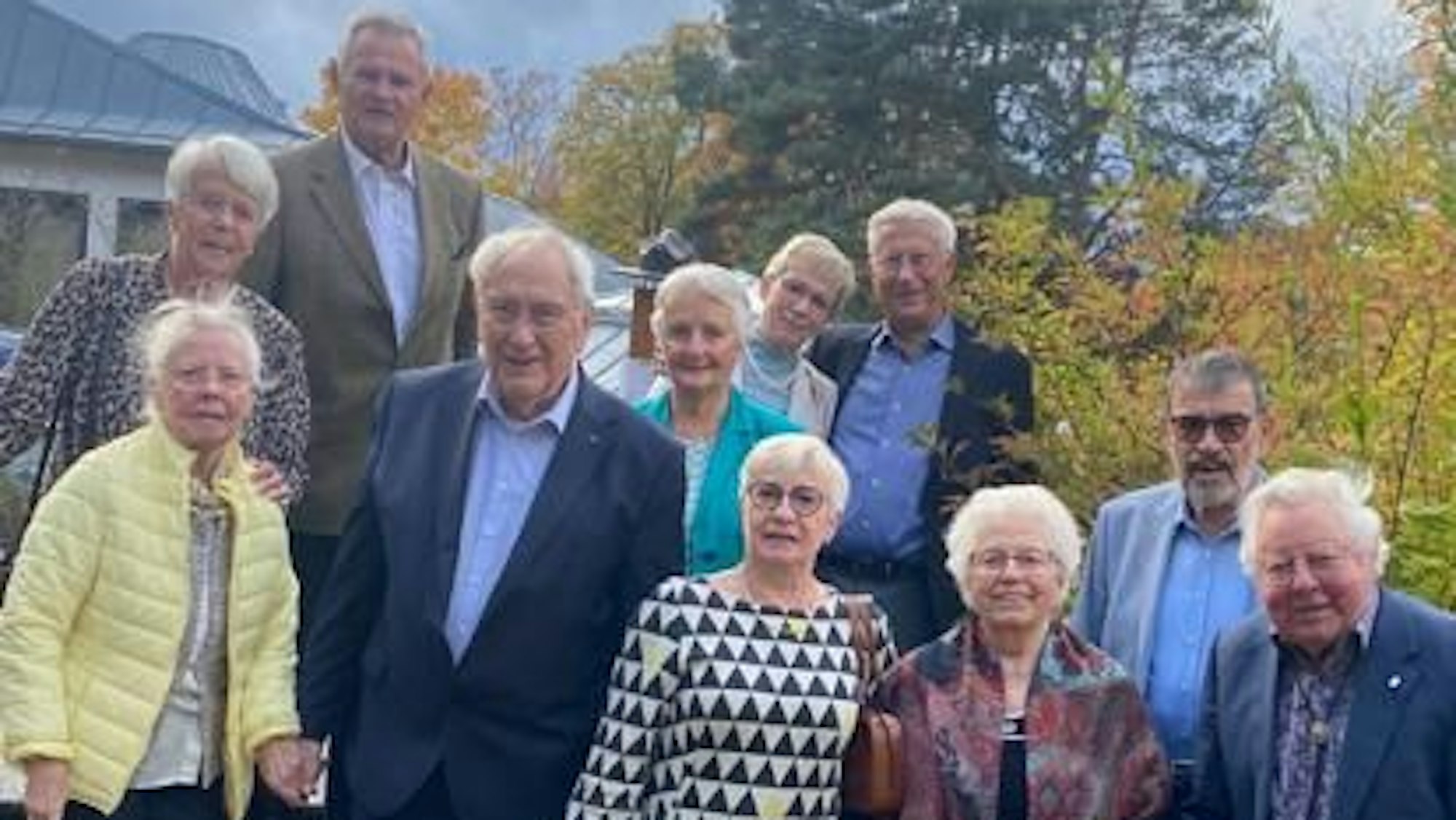 Altlandrat Günter Rosenke, die Altbürgermeister und ihre Ehefrauen haben sich zu einem Gruppenfoto aufgestellt.