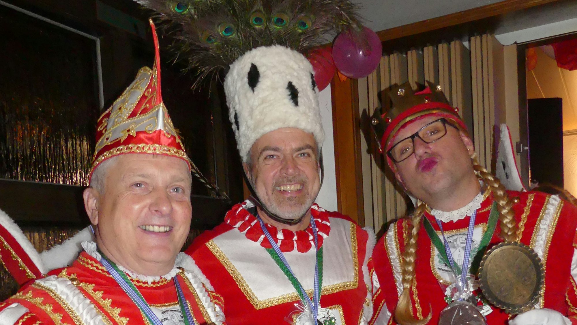 Das Dreigestirn der Nüngkirchener Jecken posiert für die Fotografin.