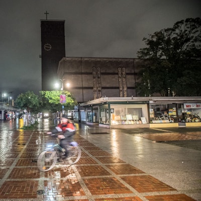 Herz Jesu, links der Kaufhof, rechts die Pavillons, die abgebrochen werden könnten.