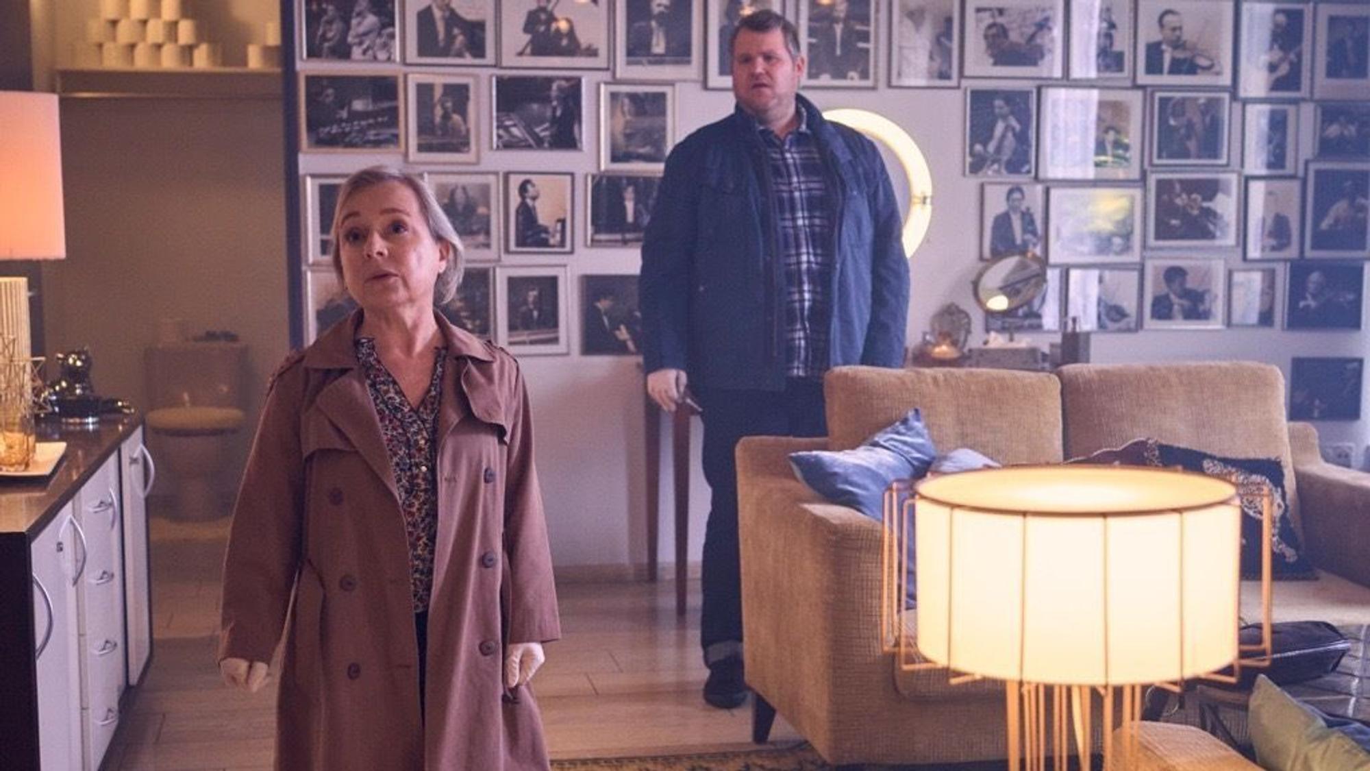 „Tatort Münster“ zu Gast im Erholungshaus Leverkusen. Im Künstlerzimmer drehten unter anderem Darstellerin Christine Urspruch (in der Serie Rechtsmedizinerin Silke Haller) und Darsteller Björn Meyer (in der Serie Kriminalkommissar Mirko Schrader).