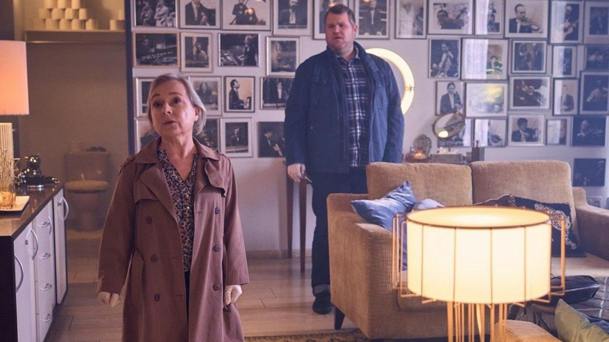 „Tatort Münster“ zu Gast im Erholungshaus Leverkusen. Im Künstlerzimmer drehten unter anderem Darstellerin Christine Urspruch (in der Serie Rechtsmedizinerin Silke Haller) und Darsteller Björn Meyer (in der Serie Kriminalkommissar Mirko Schrader).