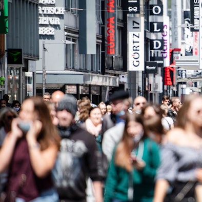 Menschen gehen über die Hohe Straße in Köln.