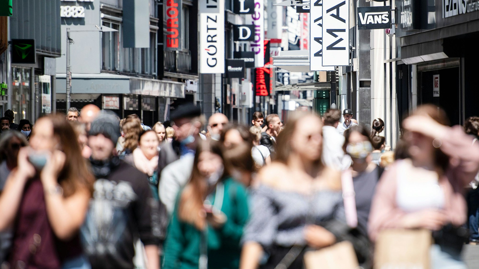 Menschen gehen über die Hohe Straße in Köln.